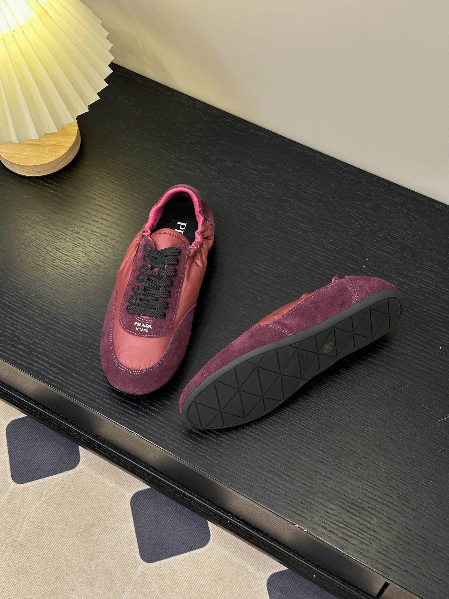 👟👟Ex-factory price 420👟👟 💠𝐏𝐑𝐀𝐃𝐀#Prada catwalk style lightweight thin-soled new moral training shoes casual shoes💠 outsole molded TPU❣️not made of rubber! The suede upper is textured, and the inner sheepskin is wrapped, which is soft and waxy. The insole is thickened with lambskin, which is extremely comfortable to step on, has a sense of support, and feels well wrapped. The shoe shape is full of wrapping, light, easy to wear, and practical. It is a casual shoe that makes you taller and longer legs! White is clean and refreshing, needed all year round, and can be easily worn with skirts and trousers. Upper: imported suede/original molded fabric. Lining: sheepskin. Outsole: TPU outsole! Different from cheap rubber soles on the market! Code number: 35-40 (40 customized)